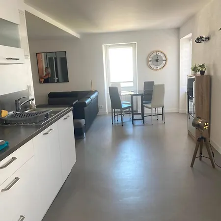 Grand T2 Centre-Ville, Calme, Lumineux Et Spacieux, 1 Chambre, 1 A 5 Pers, Climatisation, Wifi, Parking Libre Et Gratuit * Lorient