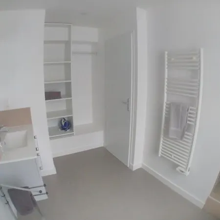 Grand T2 Centre-Ville, Calme, Lumineux Et Spacieux, 1 Chambre, 1 A 5 Pers, Climatisation, Wifi, Parking Libre Et Gratuit